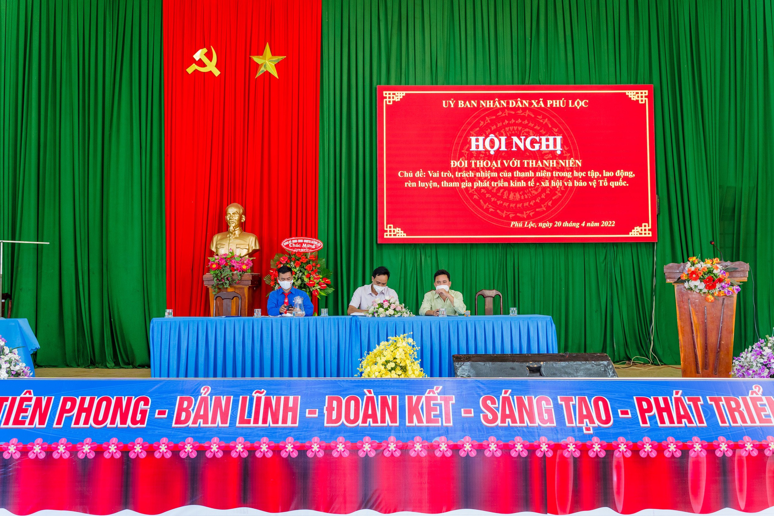 Hội nghị đối thoại giữa lãnh đạo UBND xã với thanh niên